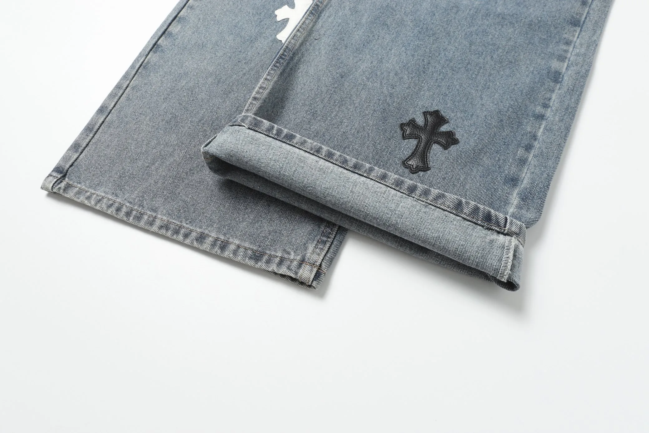 KE301 P270 The only correct leather label version on the market Chrome Hearts CH Heavy-duty washed distressed wide-leg jeans Top ceiling quality 100% correct version The correct version is here!  Believe me this must be the best quality you will ever come across! ! Excellent value for money! !  Styles with different washes and textures are very friendly to people with thin legs and thick legs. The straight version is very flattering to the shape of the legs. The moderate length is timeless and easy to match. It is the basis of various styles and a must-have in the wardrobe! ! Add a little stacking to make the atmosphere easy to control. The fabric is stiff but the upper body is soft without losing texture. The sides and cuffs of some styles have a bone-wash effect. It’s really hard not to love it!  ✅Correctly customize the Croxin metal leather label on the back panel. It is definitely not sold directly with the cross on the finished jeans. 1:1 copying strives for excellence and the details are perfectly grasped. ✅The cross leather label is clear and smooth. Exquisite turning top craftsmanship. ✅Buttons, zippers and hardware are all customized versions of the Croxin LOGO. ✅High-cost washing process. Size: 28 30 32 34 36